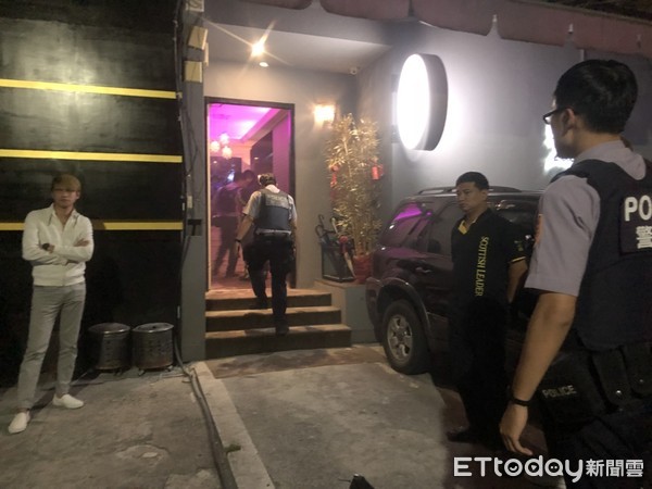 ▲▼北市中山區一間酒吧，凌晨3時許疑似遭人投擲信號彈。（圖／記者趙永博攝）
