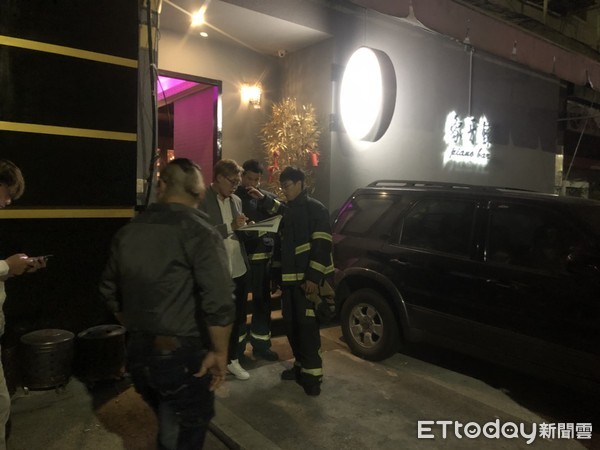 ▲▼北市中山區一間酒吧，凌晨3時許疑似遭人投擲信號彈。（圖／記者趙永博攝）