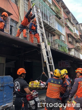 ▲▼老翁跌落在2樓遮陽板摔斷大腿，救護人員架梯協助脫困。（圖／記者陳豐德翻攝）