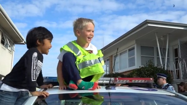 4歲童「報警」邀請參加生日派對，警察真的去了。（圖／翻攝自Facebook／Auckland City District Police）