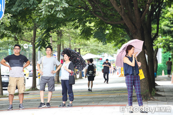 ▲▼夏天,防曬,高溫,炎熱,中暑,台北市,信義區,路上行人。（圖／記者周宸亘攝）