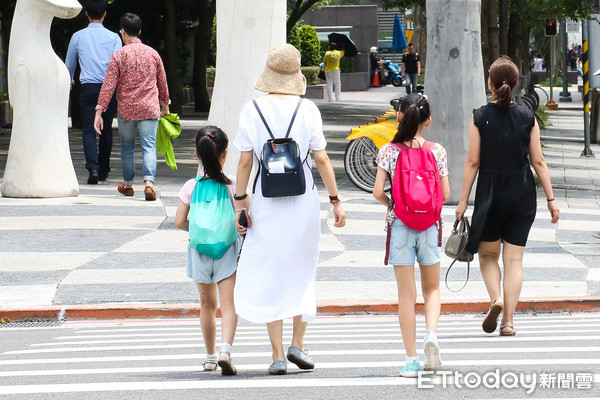 ▲▼夏天,防曬,高溫,炎熱,中暑,台北市,信義區,路上行人。（圖／記者周宸亘攝）