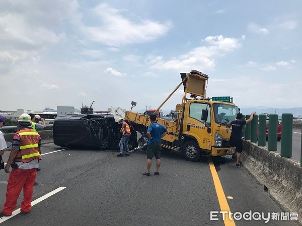 ▲2部肇事車輛佔據整個路面。（圖／桃園市消防局提供）