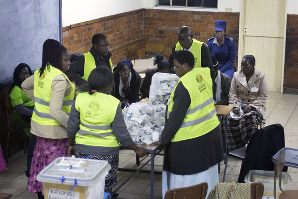 ▲▼ 辛巴威大選落幕，選務人員開始進行計票作業。（圖／達志影像／美聯社）