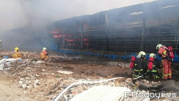 ▲▼彰化北斗鎮中圳路一處雞舍發生火警。（圖／記者李忠憲翻攝）