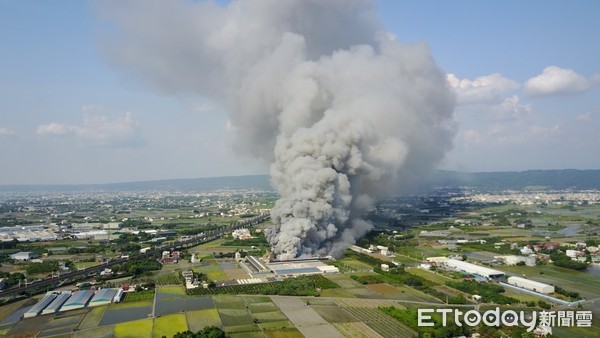 ▲▼彰化北斗鎮中圳路一處雞舍發生火警。（圖／記者李忠憲翻攝）