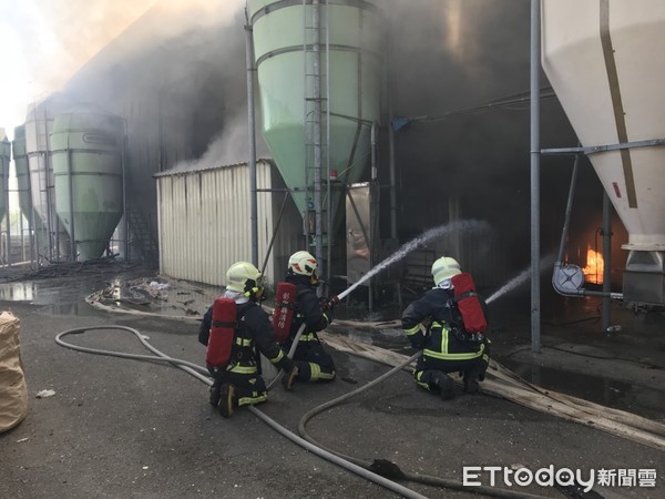 ▲▼彰化北斗鎮中圳路一處雞舍發生火警。（圖／記者李忠憲翻攝）