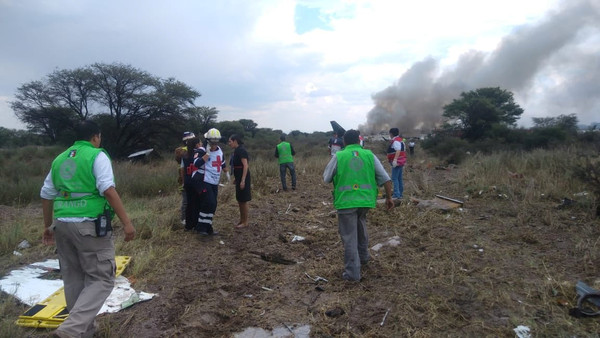 ▲▼ 墨西哥國際航空（AeroMéxico）編號AM2431客機於當地時間31日下午3點多起飛，但過沒多久便墜毀起火燃燒，所幸全員生還。（圖／路透）