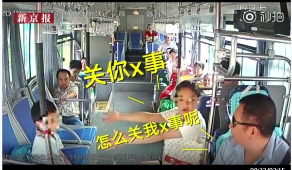 虎媽逼兒用公車吊環「練身體」　司機好心阻止還被客訴。（圖／翻攝自大陸《新京報我們視頻》）