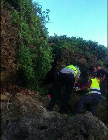 ▲▼恆春警察「海底撈針」 救回酒醉自殺男。（圖／恆春分局提供）