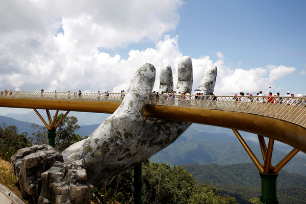 越南巴拿山巨人之手與金橋 。（圖／路透社）