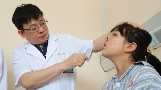 ▲▼「三鼻孔」女孩16年都用嘴呼吸　手術讓她鼻孔通氣了（圖／翻攝自微博）