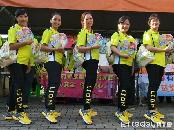 ▲台南市警婦幼隊，出動宣導人員進行婦幼安全犯罪宣導，深受矚目。（圖／警方提供）