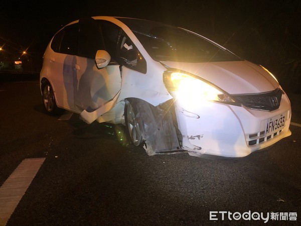 ▲▼國3甲發生轎車自撞車禍，駕駛落跑留下空車。（圖／記者趙永博攝）