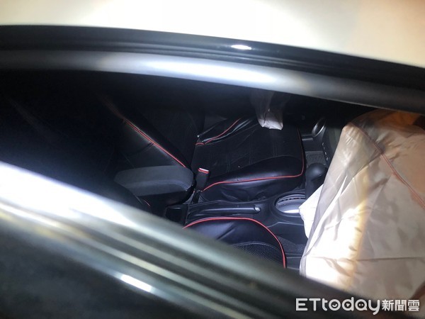 ▲▼國3甲發生轎車自撞車禍，駕駛落跑留下空車。（圖／記者趙永博攝）