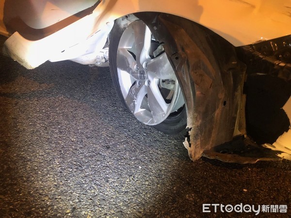 ▲▼國3甲發生轎車自撞車禍，駕駛落跑留下空車。（圖／記者趙永博攝）