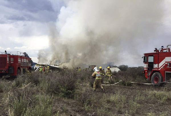 ▲▼ 墨西哥國際航空（AeroMéxico）編號AM2431客機於當地時間31日下午3點多起飛，但過沒多久便墜毀起火燃燒，所幸全員生還。（圖／達志影像／美聯社）