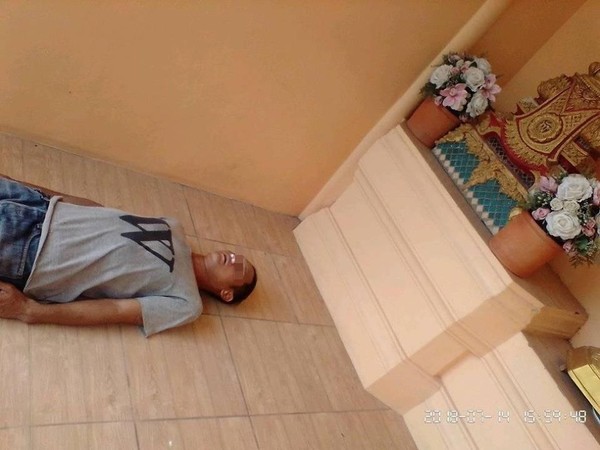 ▲▼ 泰國男子塔卡維特（Tachawit Janngiw）上月把耳鼻塞滿白色棉花、躺在地板上「裝死」，更讓愛妻把照片上傳臉書公布死訊，就為了騙取喪葬費。（圖／翻攝自臉書／Tachawit Janngiw）
