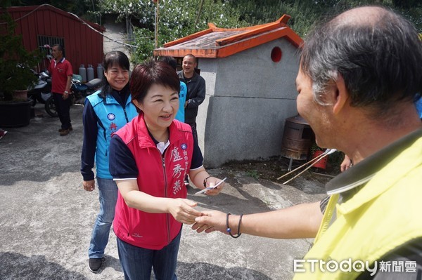 ▲▼盧秀燕上梨山考察，農民陳情酸雨導致結果率下降。（圖／盧秀燕服務處提供）