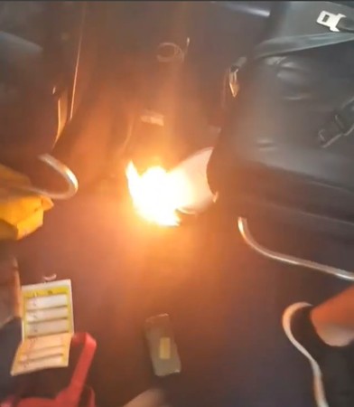 客機內手機「行動電源」起火　乘客驚嚇溜充氣滑梯逃生。（圖／翻攝自Anthony Carrio的Instagram）