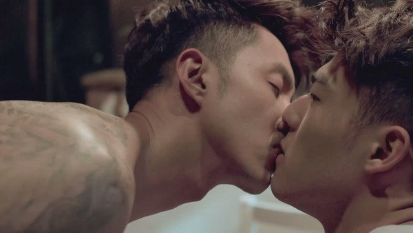 ▲陳昊森（右）與張雁名在《美男魚澡堂》中有男男吻戲。（圖／KKTV提供）