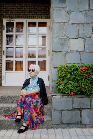 ▲▼嘉義市100歲的玉華奶奶將過生日，為了讓她開心，社工找來攝影師、化妝師，讓奶奶穿上漂亮衣服，拍下美麗的照片，即使已失智，她仍是活力滿點。（圖／天主教中華聖母基金會提供，由攝影師黃森源拍攝）