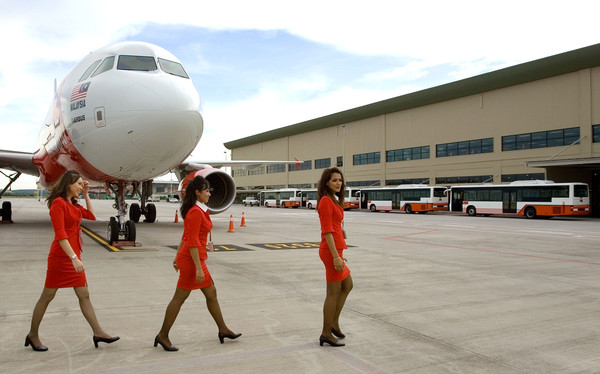 ▲▼馬來西亞空姐制服被批為過於性感，馬國交通部長則認為這是個人主觀，一切按照安全規則行事。（圖／達志影像／美聯社）