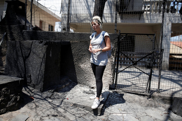 ▲▼ 希臘雅典大火造成91人死亡，一隻狗狗Loukoumakis躲在民宅外的烤爐裡頭，幸運躲過一劫。（圖／路透）