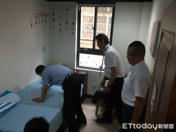 ▲台北市長柯文哲親自體驗仁寶智能床邊照護方案。（圖／仁寶醫療物聯網提供）