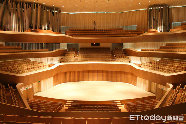 ▲直擊衛武營全台最大的音樂廳　2000個觀眾席座椅環繞著舞台。（圖／記者黃士原攝）