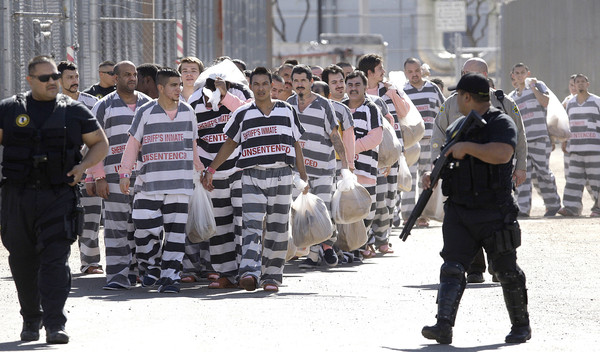 ▲2009年，亞利桑那州鳳凰城監獄把約200名非法移民押解到別處監服刑時的畫面。（圖／達志影像／美聯社）