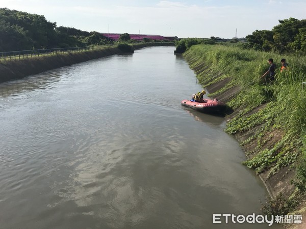 ▲台南市後壁區烏樹林橋，2日下午傳出有民眾目擊有人從橋上水，消防局出動救生艇下水搜救中。（圖／記者林悅翻攝，下同）