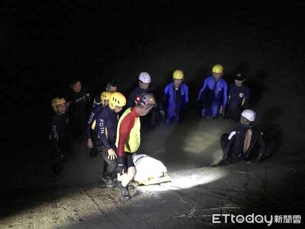 ▲台南市後壁區烏樹林橋，2日下午傳出有民眾目擊有人從橋上水，消防局出動救生艇下水搜救中。（圖／記者林悅翻攝，下同）