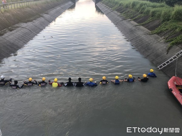 ▲台南市後壁區烏樹林橋，2日下午傳出有民眾目擊有人從橋上水，消防局出動救生艇下水搜救中。（圖／記者林悅翻攝，下同）