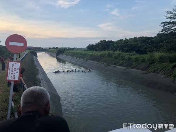 ▲台南市後壁區烏樹林橋，2日下午傳出有民眾目擊有人從橋上水，消防局出動救生艇下水搜救中。（圖／記者林悅翻攝，下同）