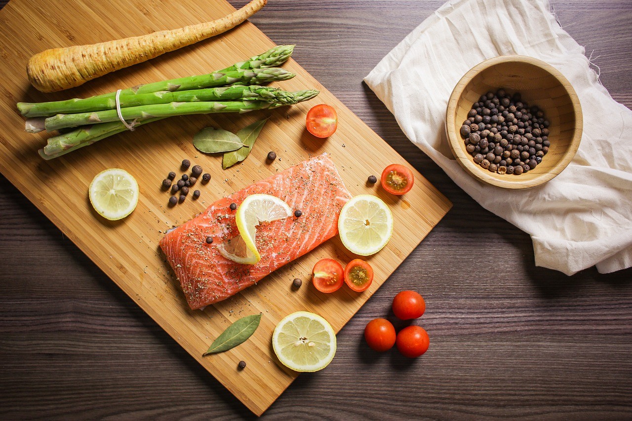 ▲▼鮭魚、秋刀魚、沙丁魚富含Omega-3，可抗發炎。（圖／取自免費圖庫pixabay）