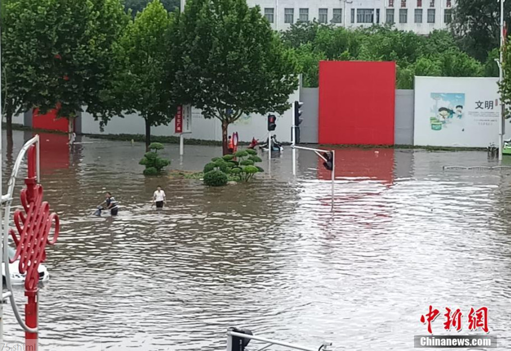 ▲▼鄭州市1日突降大雨導致街道嚴重積水。（圖／翻攝自中新網）