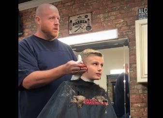 ▲▼理髮師惡作劇 男孩以為耳朵被剪掉忙叫媽。（圖／翻攝自YouTube）