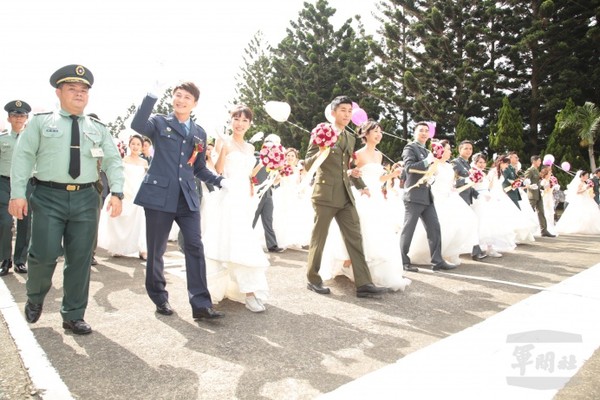 陸軍107年聯合婚禮　148對新人互許終身