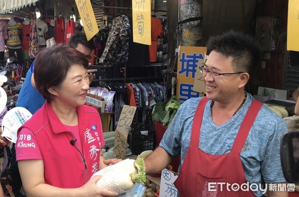 ▲▼台中市長參選人盧秀燕掃街拜票。（圖／記者陳玉攝）