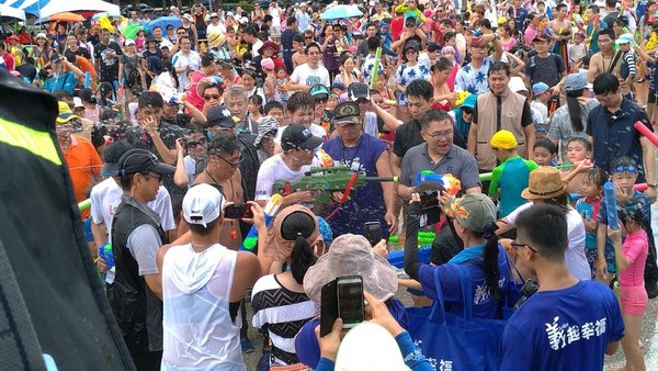 ▲前總統馬英九到林口與民眾一起玩水。（圖／翻攝自馬英九臉書）