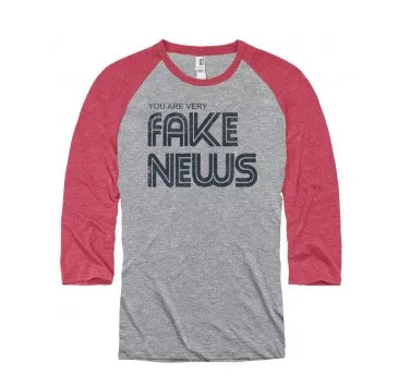 ▲▼新聞博物館（Newseum）禮品店於週五開始販售一款印著「你是假新聞」（You are very fake news）T恤。（圖／取自Newseum官網）