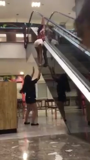 ▲▼3名少女玩手扶梯，結果1人從2樓摔下來。（圖／翻攝自臉書爆料公社亞洲版）