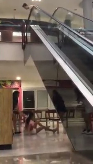 ▲▼3名少女玩手扶梯，結果1人從2樓摔下來。（圖／翻攝自臉書爆料公社亞洲版）