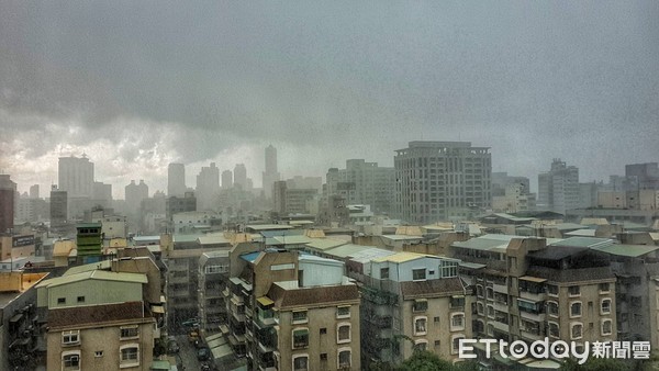 ▲▼高雄午後一場暴雷雨，讓炎熱天氣的南台灣瞬間降溫。（圖／記者宋德威攝，下同）