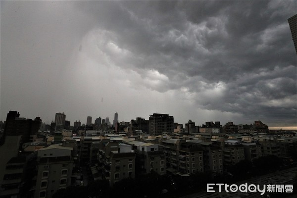 ▲▼高雄午後一場暴雷雨，讓炎熱天氣的南台灣瞬間降溫。（圖／記者宋德威攝，下同）