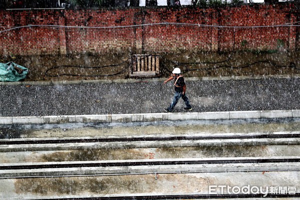 ▲▼高雄午後一場暴雷雨，讓炎熱天氣的南台灣瞬間降溫。（圖／記者宋德威攝，下同）