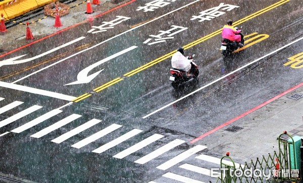 ▲▼高雄午後一場暴雷雨，讓炎熱天氣的南台灣瞬間降溫。（圖／記者宋德威攝，下同）