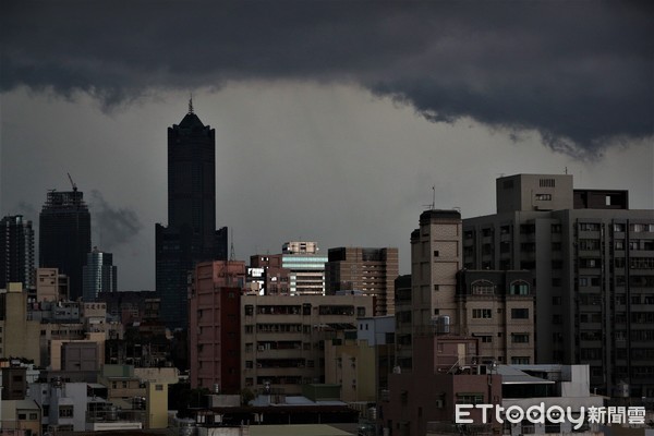 ▲▼高雄午後一場暴雷雨，讓炎熱天氣的南台灣瞬間降溫。（圖／記者宋德威攝，下同）