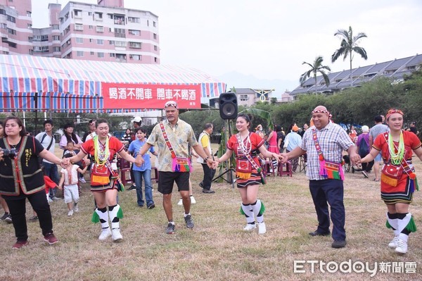 ▲南島語系等國家外交使節及代表三十多人受邀跳大會舞，感受原住民力與美的肢體動感，也享用具原住民風味的美食。（圖／花蓮市公所提供，下同）